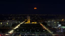 Vista noturna da Esplanada dos Ministérios e do Congresso Nacional iluminados, em Brasília