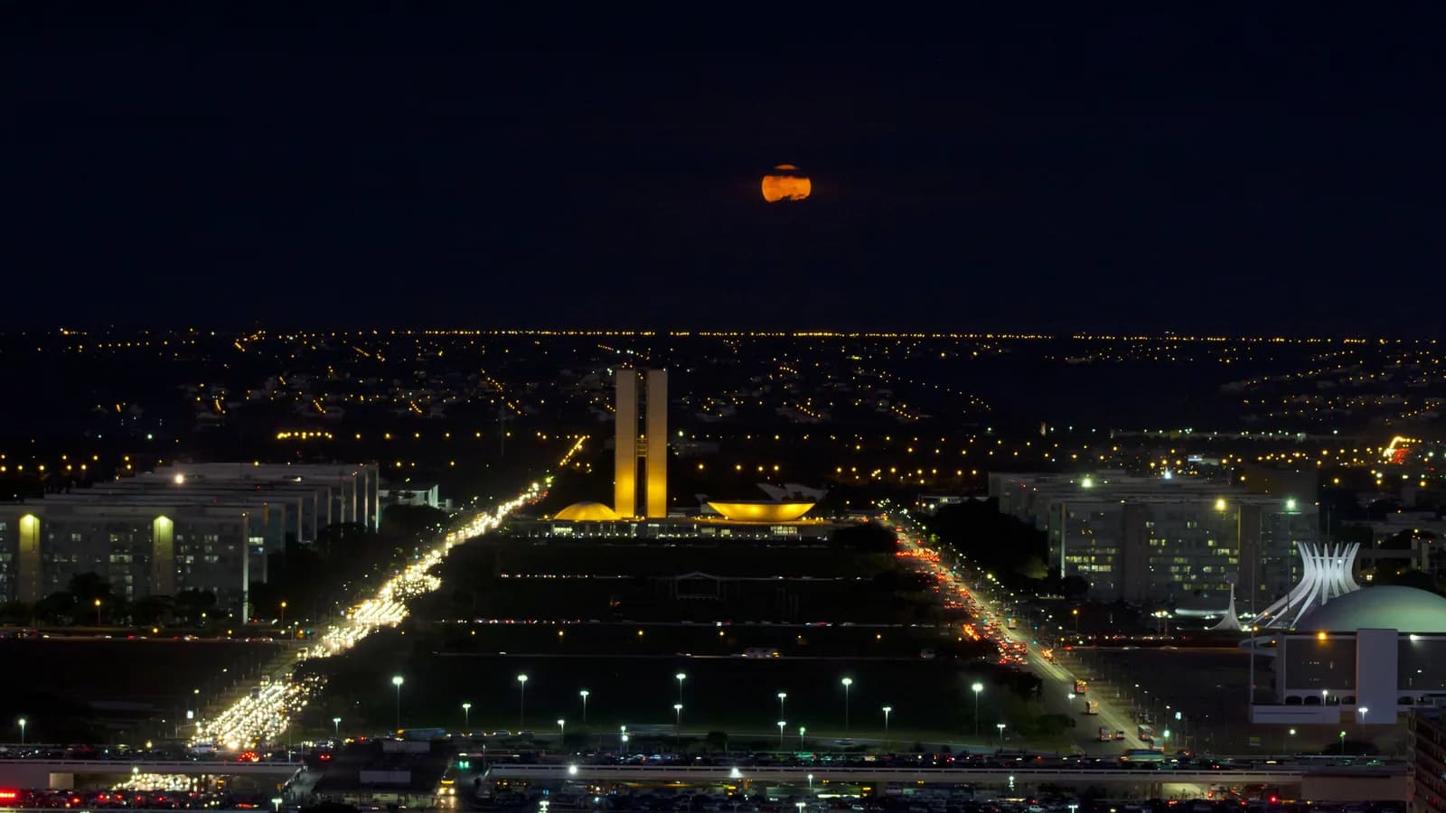 Vista noturna da Esplanada dos Ministérios e do Congresso Nacional iluminados, em Brasília