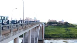 Ponte da Amizade, que liga Foz do Iguaçu ao Paraguai, com veículos atravessando sobre o Rio Paraná