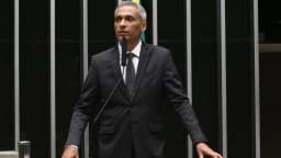 O deputado Gustavo Gayer discursa na tribuna da Câmara dos Deputados
