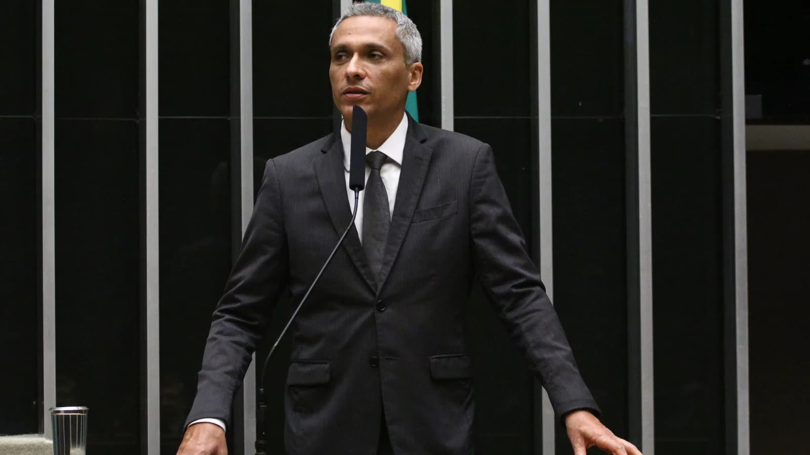 O deputado Gustavo Gayer discursa na tribuna da Câmara dos Deputados