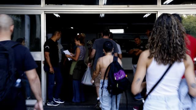 Candidatos entram em prédio para local de prova de concurso público (foto de arquivo/contexto)