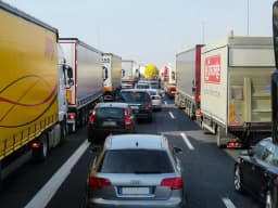 Imagem ilustrativa: Idosa de 82 anos morre atropelada por caminhão em Contagem