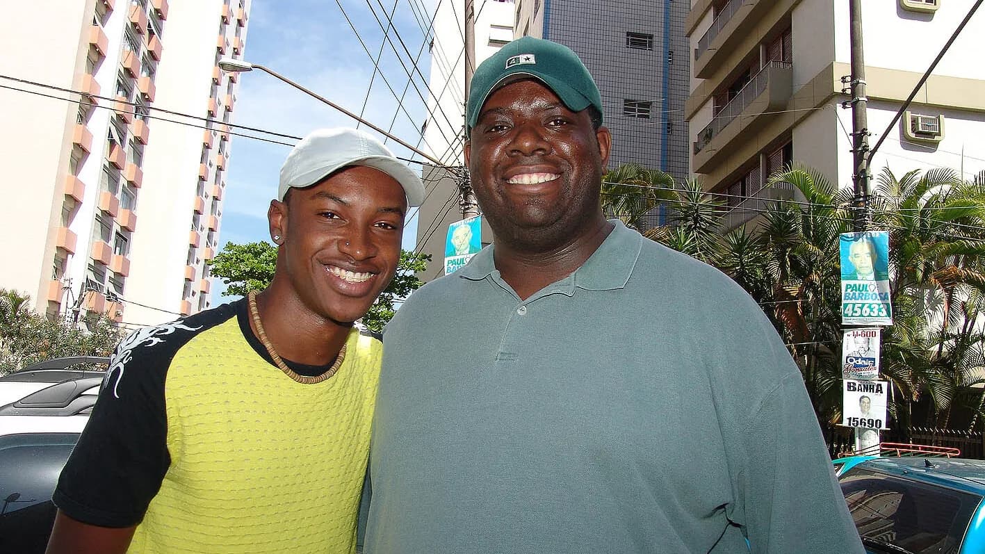Thiaguinho sorri ao lado do cantor Péricles, em foto de arquivo