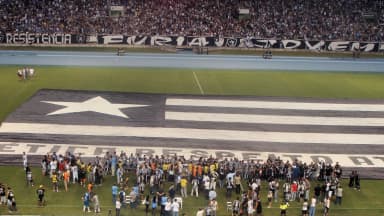Torcida do Botafogo com bandeira gigante no Estádio Nilton Santos, foto de arquivo