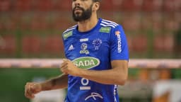 Jogador de vôlei em ação durante partida da Superliga Masculina (imagem de arquivo, Wallace Souza, Cruzeiro)