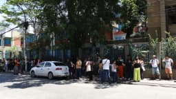 Fila de candidatos aguarda para entrar em local de aplicação de prova de concurso público (foto de arquivo)
