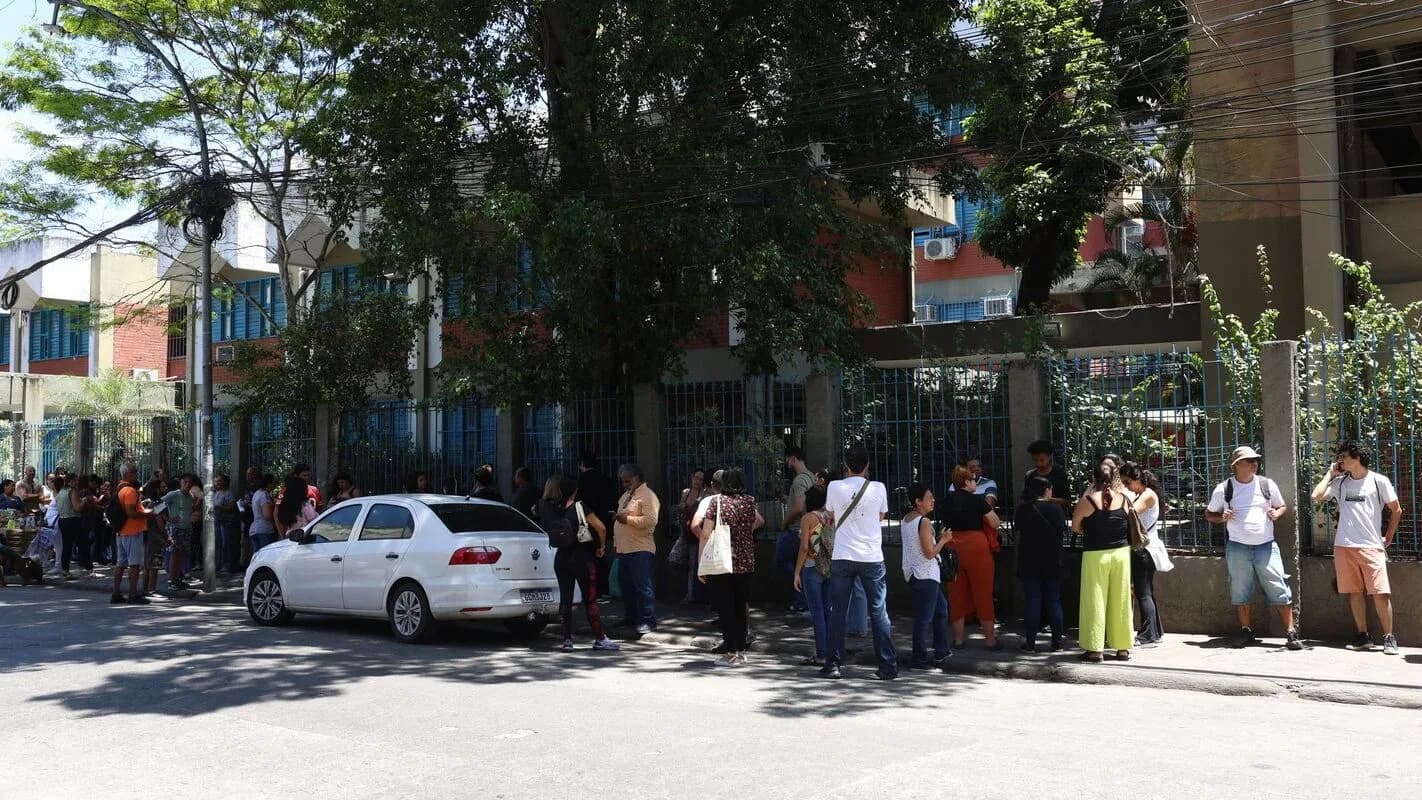 Fila de candidatos aguarda para entrar em local de aplicação de prova de concurso público (foto de arquivo)