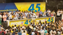 Convenção estadual do PSDB em Minas Gerais, com militantes e políticos reunidos sob faixas do partido