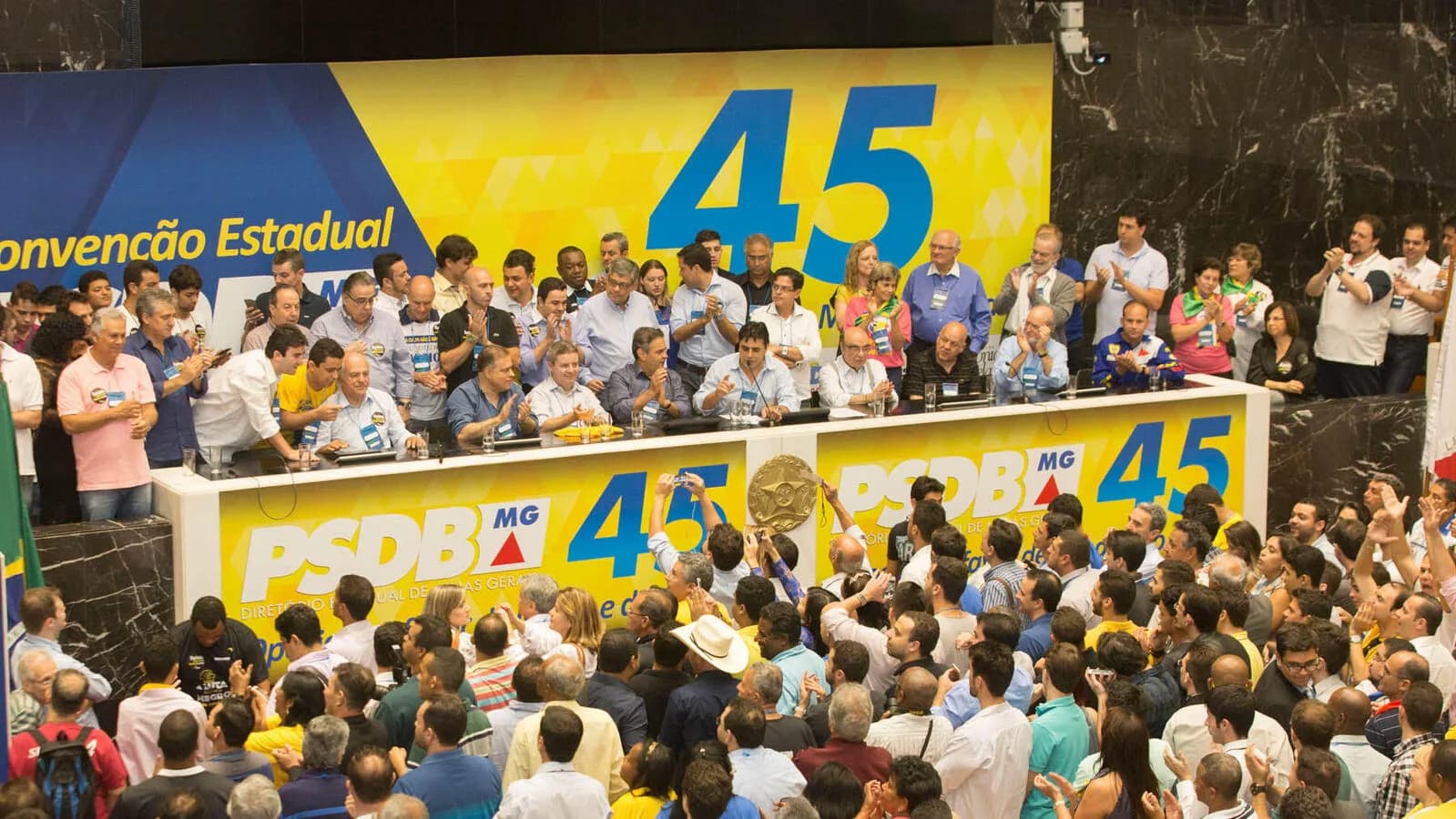 Convenção estadual do PSDB em Minas Gerais, com militantes e políticos reunidos sob faixas do partido