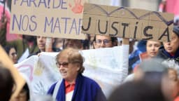 Manifestantes seguram cartazes escritos 'Pare de nos matar' e 'Justiça' durante ato do Grito dos Excluídos