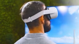 Colaborador do Grupo Projeta usa óculos de realidade virtual diante de projeção de um projeto de engenharia