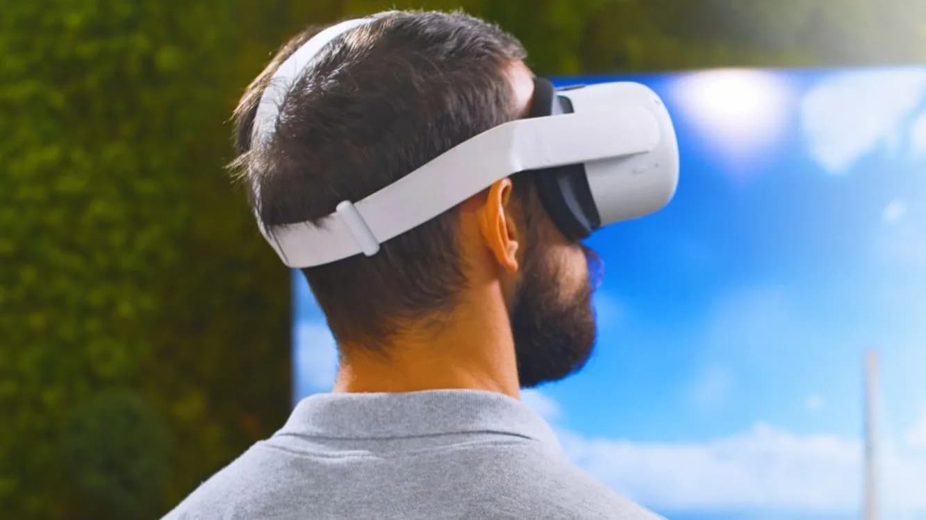 Colaborador do Grupo Projeta usa óculos de realidade virtual diante de projeção de um projeto de engenharia