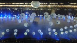 Interior da Arena do Grêmio em dia de jogo, com balões brancos no gramado (imagem de arquivo)
