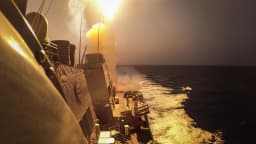 Destróier americano USS Carney dispara míssil de interceptação no Mar Vermelho (foto de arquivo, 2023)