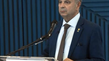 O senador Rogério Marinho (PL-RN) discursa em microfone durante audiência pública no Congresso, em imagem de arquivo