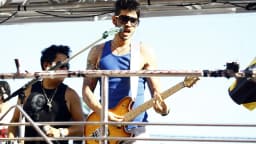 Gusttavo Lima canta e toca violão durante show ao vivo