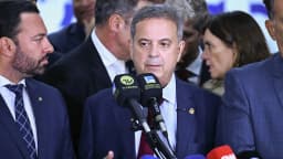 O senador Rogério Marinho (PL-RN) fala a jornalistas cercado de microfones de emissoras