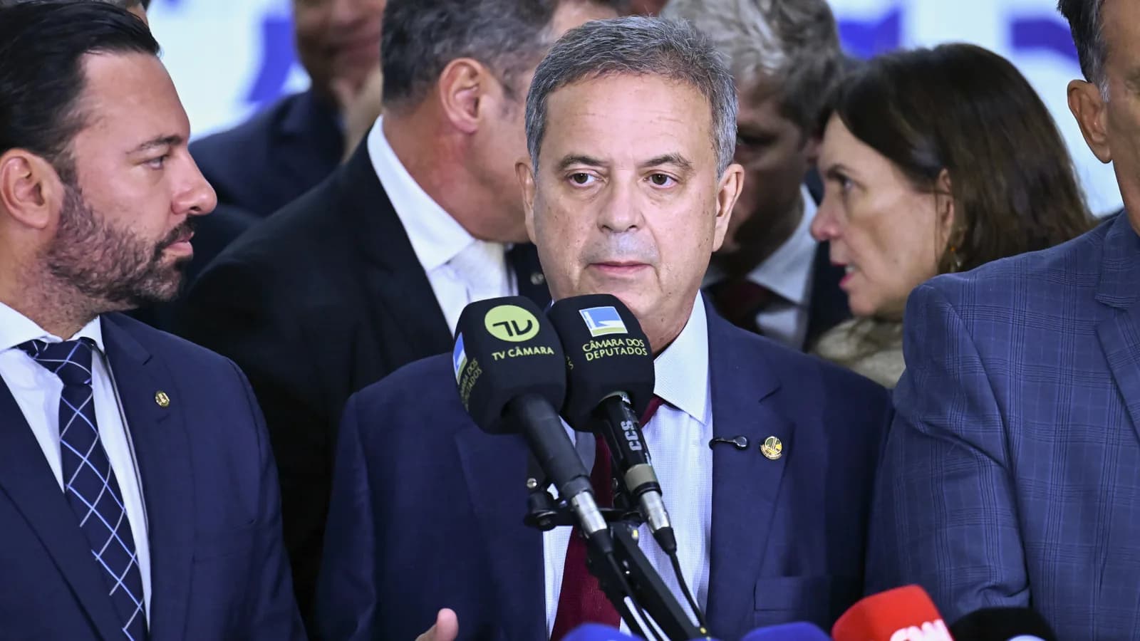 O senador Rogério Marinho (PL-RN) fala a jornalistas cercado de microfones de emissoras