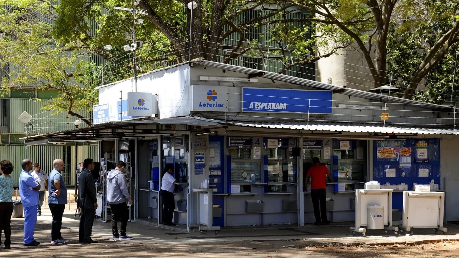 Pessoas em fila para apostar em casa lotérica na Esplanada dos Ministérios, em Brasília