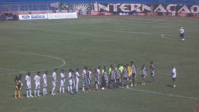 Jogadores da Inter de Limeira em campo durante partida de arquivo do time
