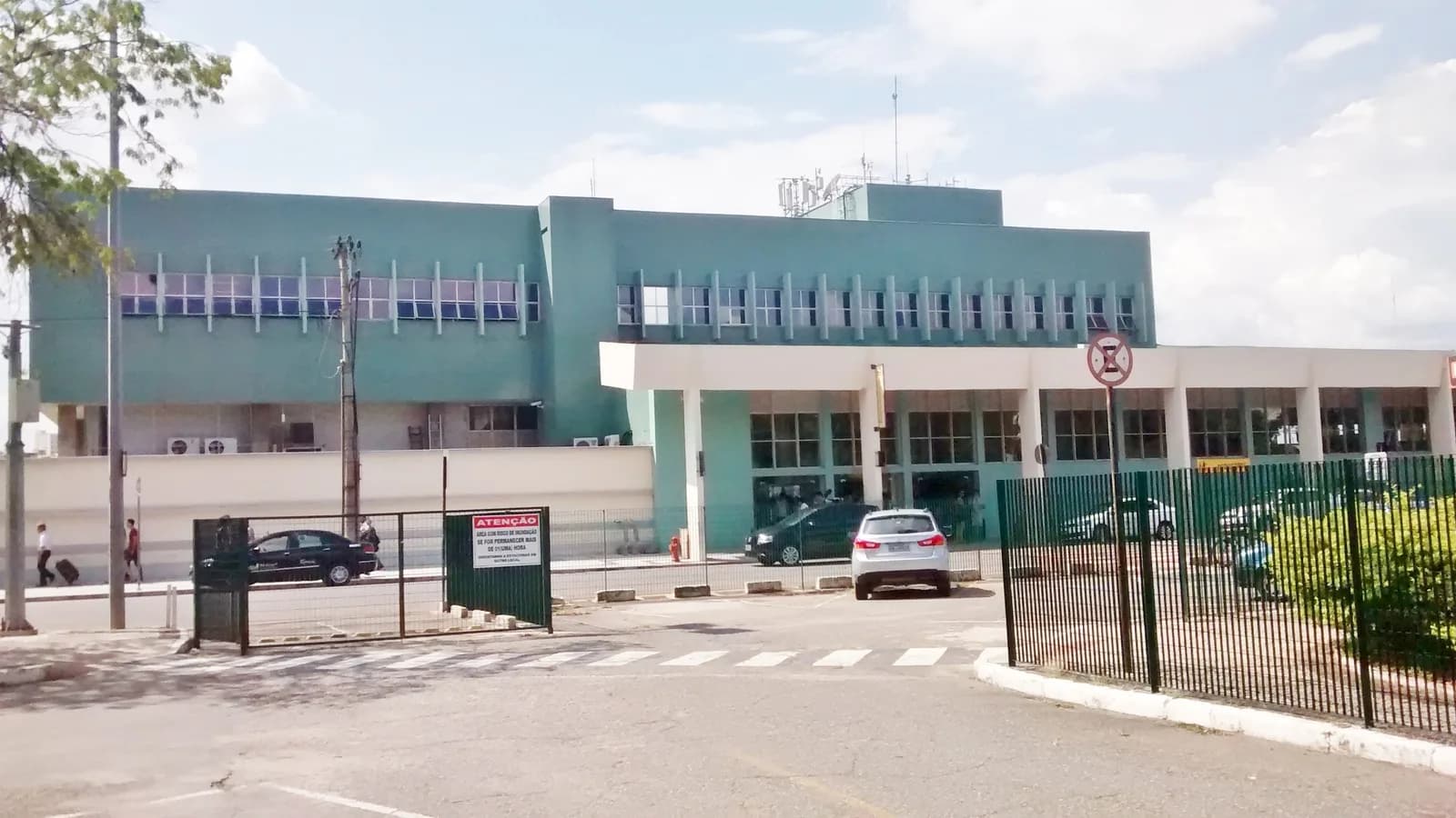 Fachada do Aeroporto da Pampulha, em Belo Horizonte, de onde partiram os dois aviões que caíram