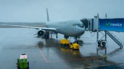 Avião Boeing 767 estacionado em pátio de aeroporto