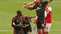 Clarence Seedorf disputa bola de cabeça em jogo pelo Milan contra o Arsenal, em foto de arquivo de 2010