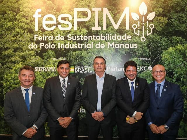 Em Manaus, o Presidente da República Jair Bolsonaro posa para fotografia com o (E/D) Governador de Roraima, Antonio Denarium, Governador do Amazonas, Wilson Miranda Lima, Governado