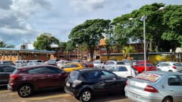 Estacionamento do Hospital Universitário da UFMS, em Campo Grande