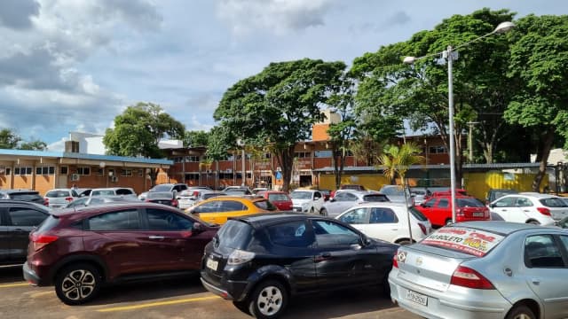 Estacionamento do Hospital Universitário da UFMS, em Campo Grande