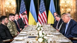 Donald Trump e Volodymyr Zelensky sentados frente a frente durante reunião oficial com delegações dos Estados Unidos e da Ucrânia
