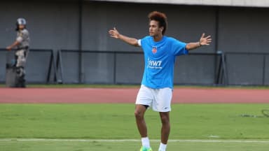 Neymar comemora com os braços abertos em campo, foto de arquivo de jogo beneficente de 2011