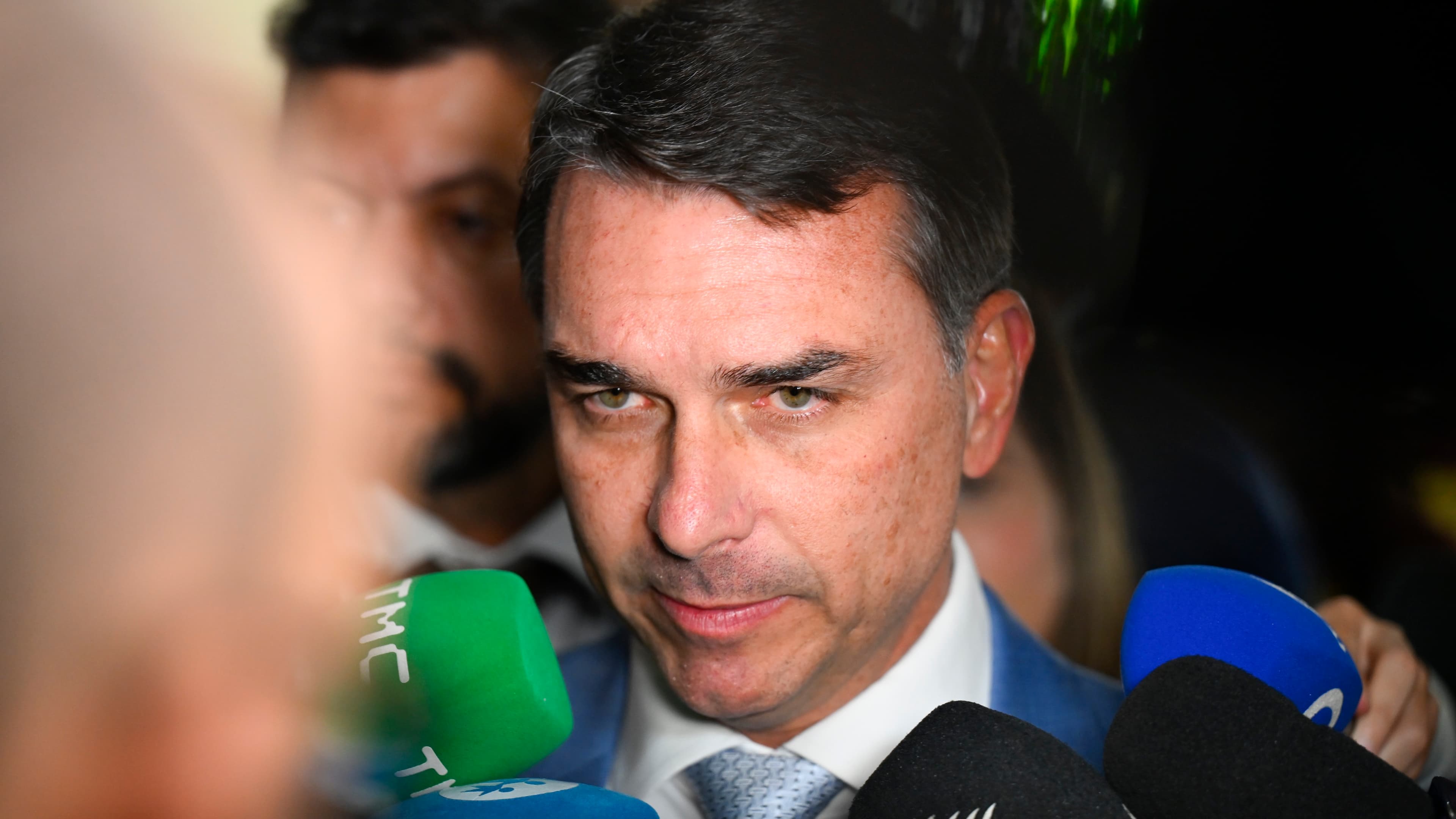 Senador Flávio Bolsonaro concede entrevista à imprensa no Senado Federal