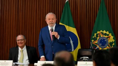 Lula discursa ao microfone ao lado do vice-presidente Geraldo Alckmin em reunião ministerial no Planalto