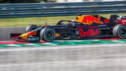 Carro da Red Bull de Max Verstappen em ação na pista
