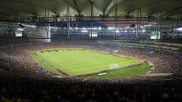 Interior do Maracanã com o gramado e a torcida
