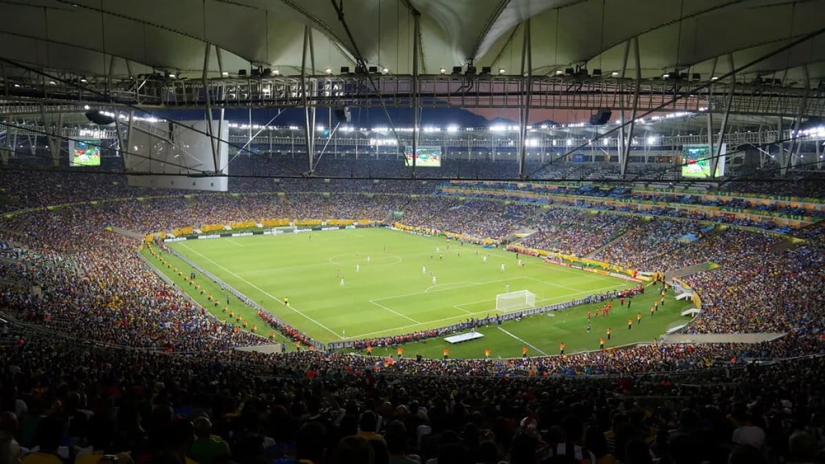 Interior do Maracanã com o gramado e a torcida