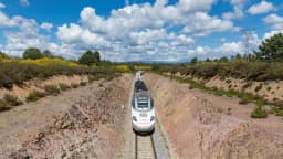 Trem de alta velocidade da Renfe em via férrea na Espanha, foto de arquivo
