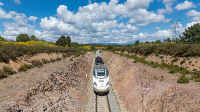 Trem de alta velocidade da Renfe em via férrea na Espanha, foto de arquivo