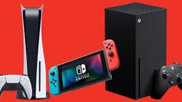Console PlayStation 5 ao lado de Nintendo Switch e Xbox Series X em exposição