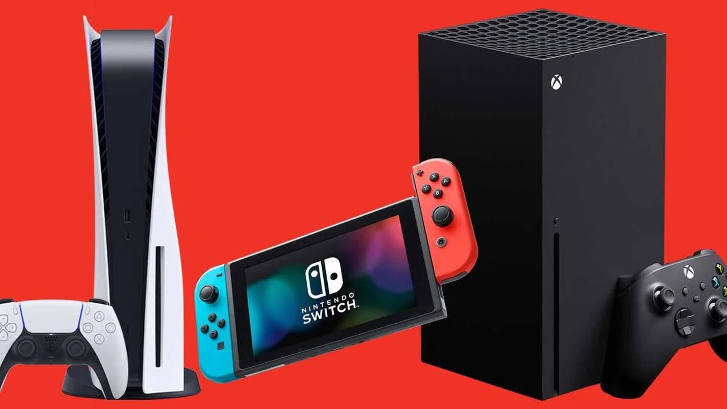 Console PlayStation 5 ao lado de Nintendo Switch e Xbox Series X em exposição