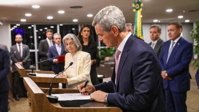 O ministro Marco Aurélio Bellizze assina documento em cerimônia de posse no TSE, em Brasília