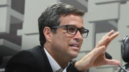 Roberto Campos Neto gesticula durante audiência no Senado
