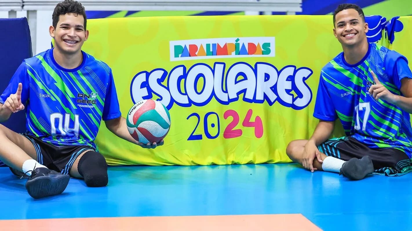Atletas do esporte paralímpico em competição escolar