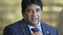Ednaldo Rodrigues fala ao microfone em foto de arquivo da CBF