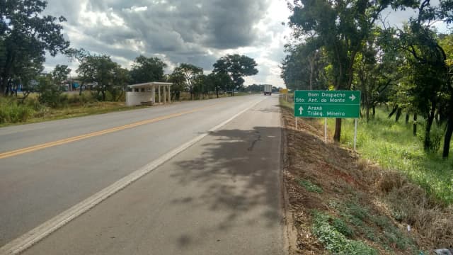 Trecho da BR-262 em pista simples próximo a Bom Despacho, com placa indicando Araxá e Triângulo Mineiro