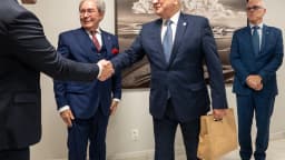 O presidente do STF, ministro Edson Fachin, cumprimenta autoridades em evento institucional