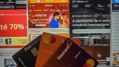 Cartões de crédito sobre telas de sites de compras internacionais como Shein, AliExpress e Alibaba