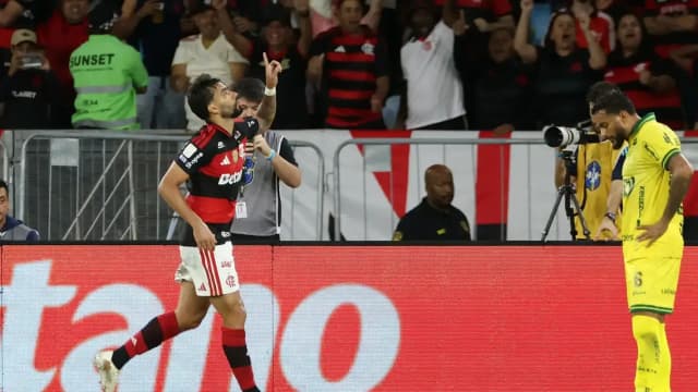Jogador do Flamengo comemora gol em jogo do Brasileirão 2026